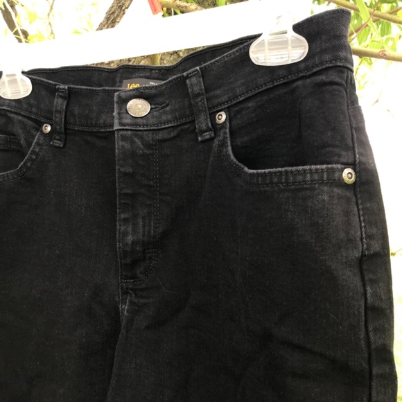 🍁3/50$!! EUC Black Lee Relaxed Fit Straight Leg Mid Rise Jeans-Short - Picture 3 of 9